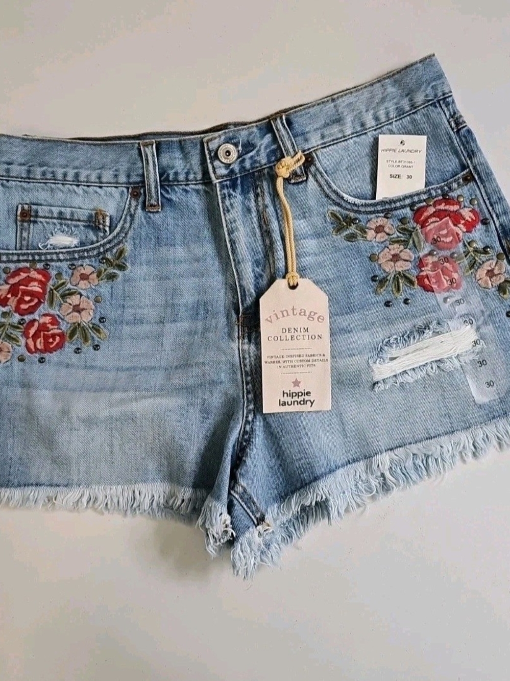 NWT Hippie Laundry Light Blue Floral Embroidered Denim Shorts Size 30 - Picture 1 of 11